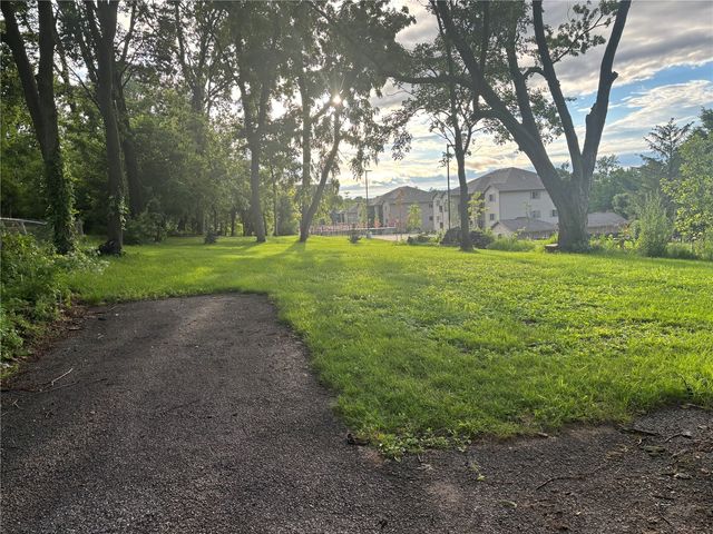 2963 Oakland Road NE, Cedar Rapids, IA 52402