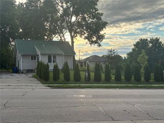 2963 Oakland Road NE, Cedar Rapids, IA 52402