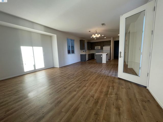 1043 Ashbridge Bay Dr, Pittsburg, CA 94565