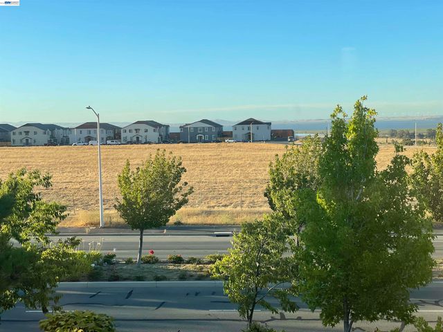 1043 Ashbridge Bay Dr, Pittsburg, CA 94565