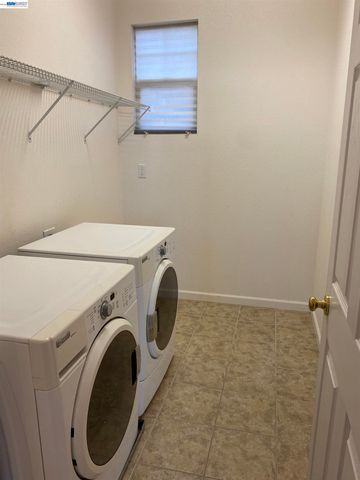 1043 Ashbridge Bay Dr, Pittsburg, CA 94565