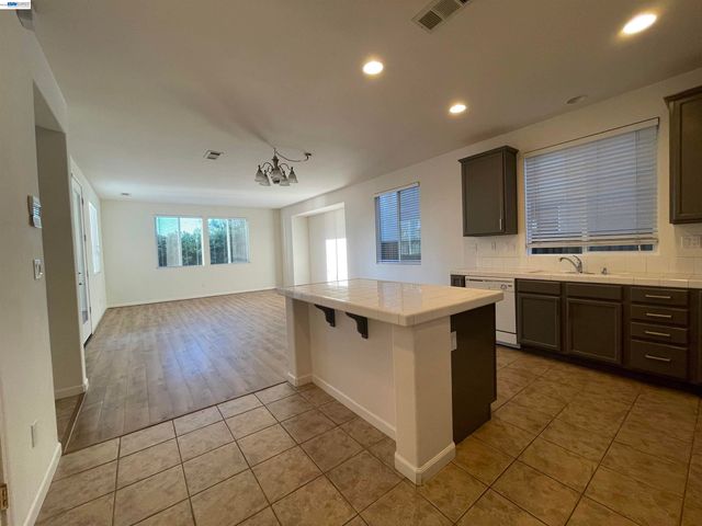 1043 Ashbridge Bay Dr, Pittsburg, CA 94565