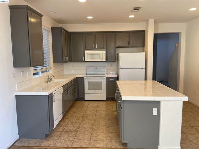1043 Ashbridge Bay Dr, Pittsburg, CA 94565