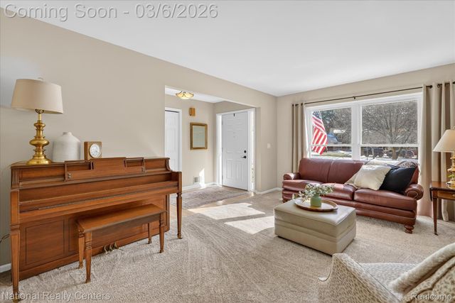 906 Meadowbrook Way, Milford Village, MI 48381