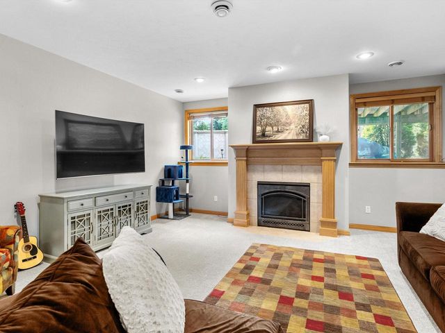 2012 E Higgins HILL, De Pere, WI 54115