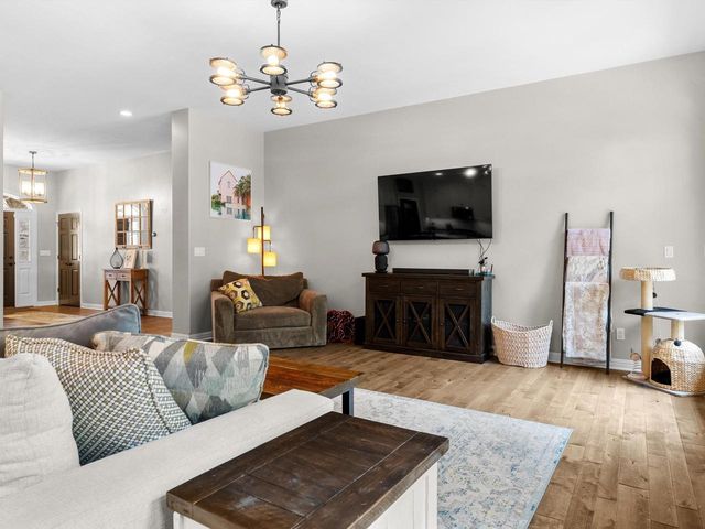 2012 E Higgins HILL, De Pere, WI 54115