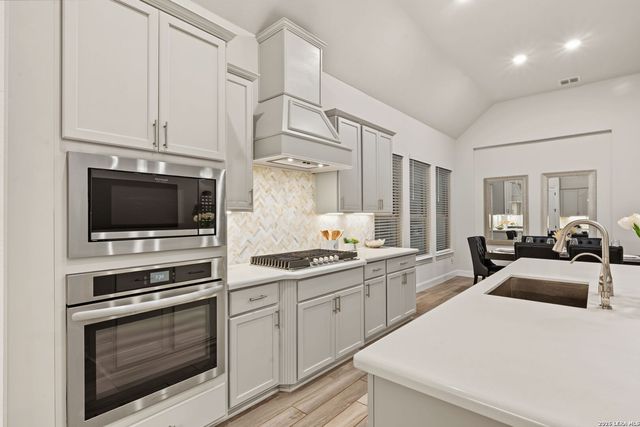 122 HUNTWICK DR, Boerne, TX 78006