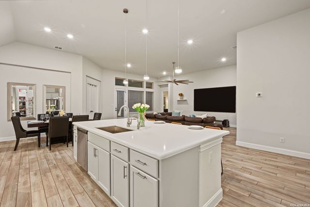 122 HUNTWICK DR, Boerne, TX 78006