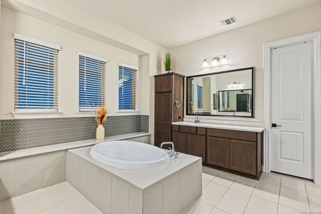 122 HUNTWICK DR, Boerne, TX 78006