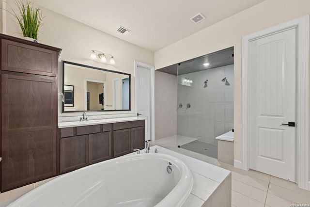 122 HUNTWICK DR, Boerne, TX 78006