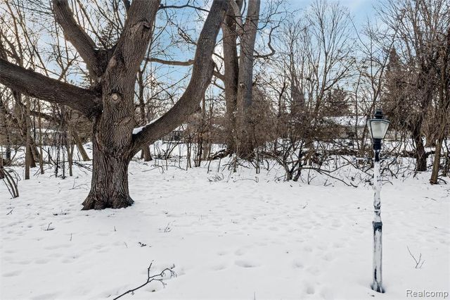 26261 La Muera Street, Farmington, MI 48334