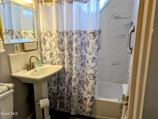 34 Van Heusen Street, Colonie, NY 12205