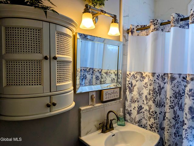 34 Van Heusen Street, Colonie, NY 12205