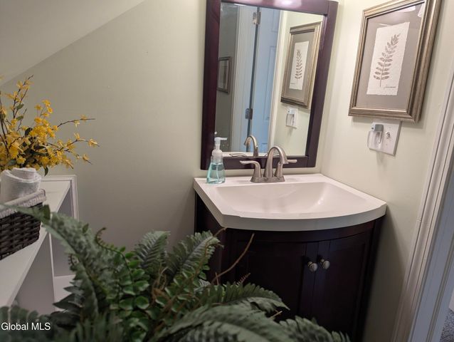 34 Van Heusen Street, Colonie, NY 12205