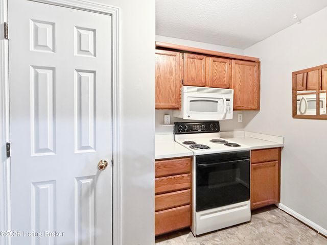 3312 Colonial Manor Cir UNIT 1B, Louisville, KY 40218