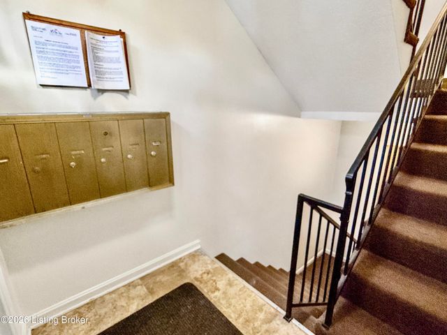 3312 Colonial Manor Cir UNIT 1B, Louisville, KY 40218