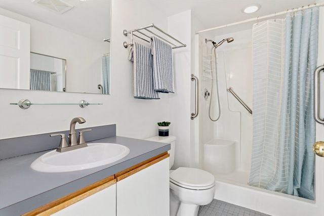 200 Ledgewood Dr 601, Stoneham, MA 02180