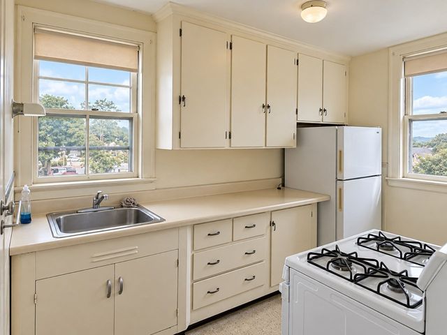 4 Saunders Street 3R, Salem, MA 01970