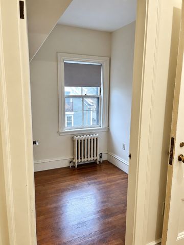4 Saunders Street 3R, Salem, MA 01970