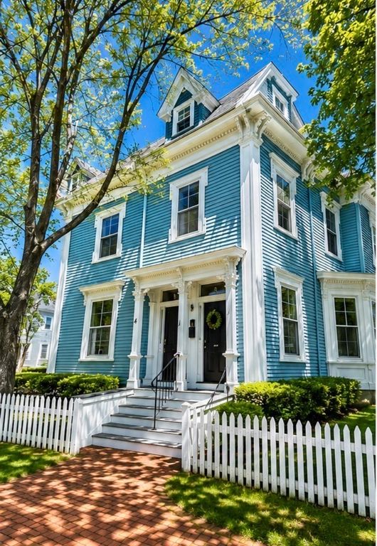 4 Saunders Street 3R, Salem, MA 01970