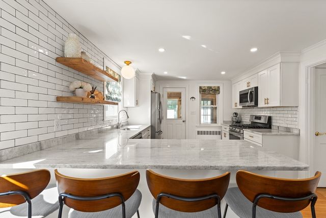 11 Riverside Ave, Quincy, MA 02169