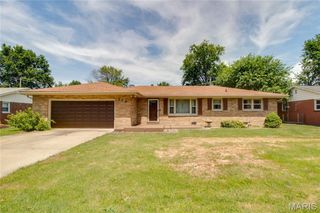 210 Pinewood Drive, Godfrey, IL 62035