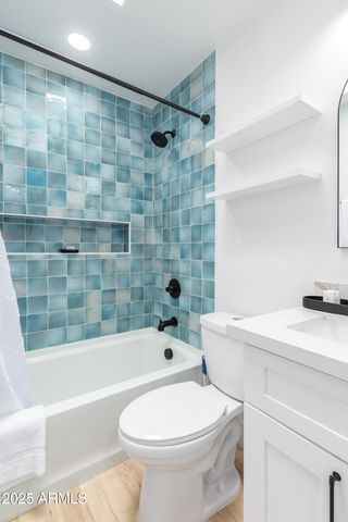 6631 E CHEERY LYNN Road 1, Scottsdale, AZ 85251