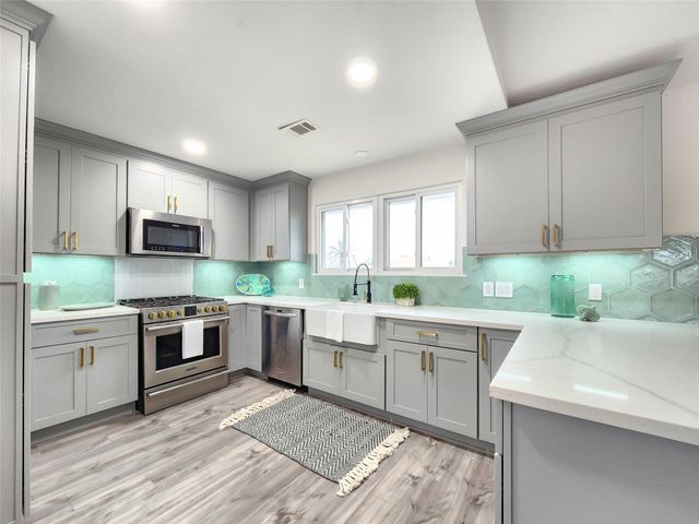 288 Ling Street, Bayou Vista, TX 77563