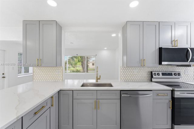 671 NW 23rd Ter, Pompano Beach, FL 33069