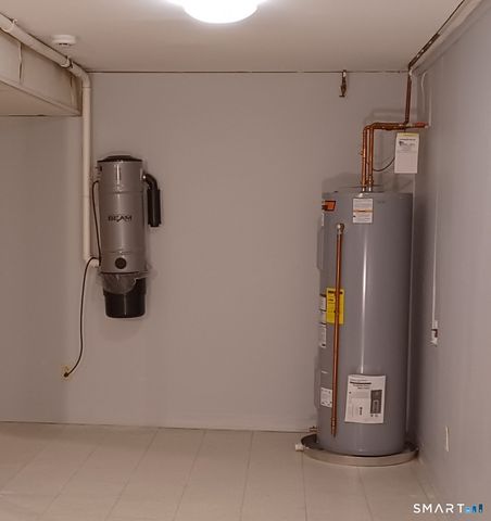 1325 Farmington Avenue APT 52, Bristol, CT 06010