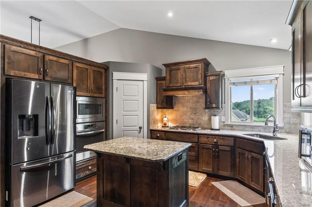 6388 NW Sioux Drive, Parkville, MO 64152
