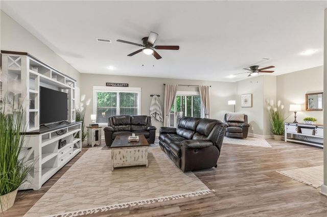 6388 NW Sioux Drive, Parkville, MO 64152