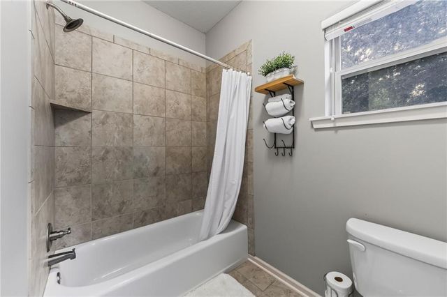 6388 NW Sioux Drive, Parkville, MO 64152