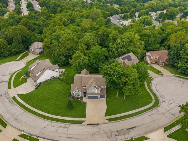 6388 NW Sioux Drive, Parkville, MO 64152