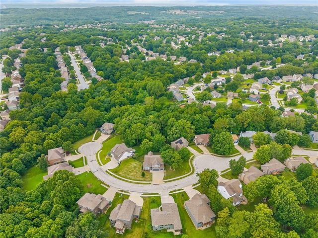 6388 NW Sioux Drive, Parkville, MO 64152