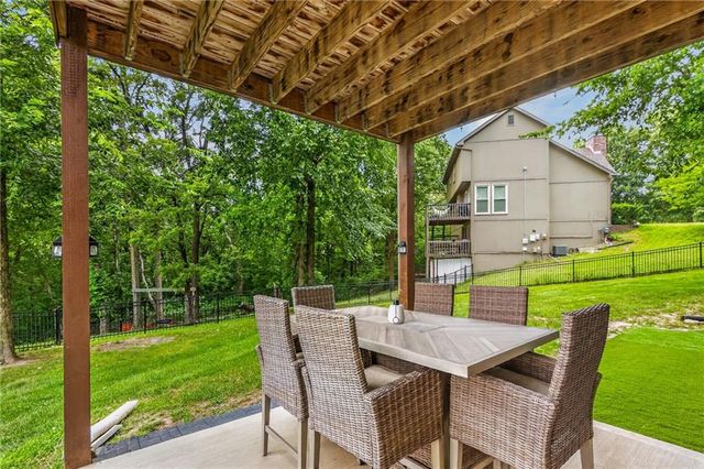 6388 NW Sioux Drive, Parkville, MO 64152