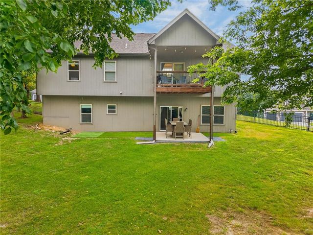6388 NW Sioux Drive, Parkville, MO 64152