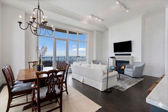 2550 N Lakeview Avenue N1604, Chicago, IL 60614