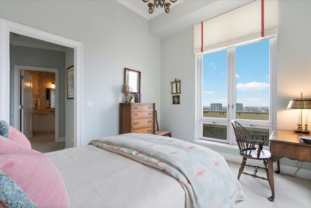 2550 N Lakeview Avenue N1604, Chicago, IL 60614