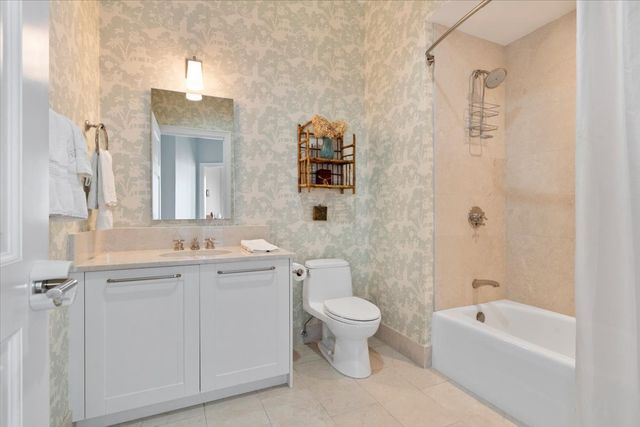 2550 N Lakeview Avenue N1604, Chicago, IL 60614