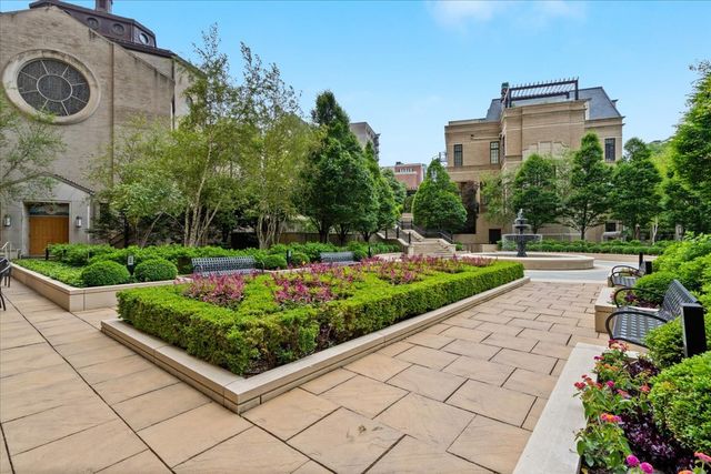 2550 N Lakeview Avenue N1604, Chicago, IL 60614