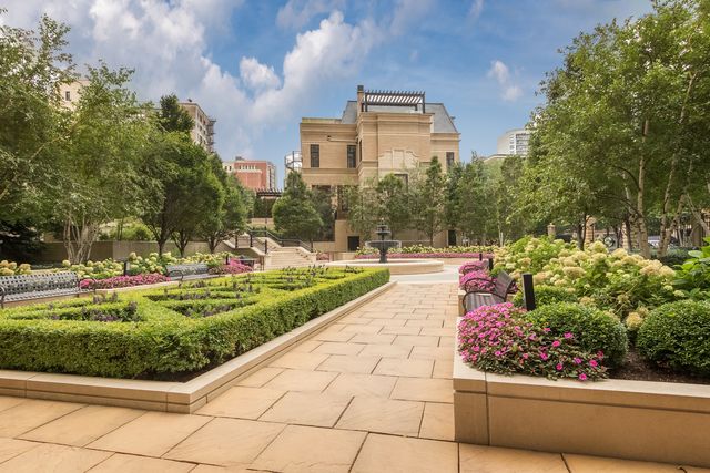 2550 N Lakeview Avenue N1604, Chicago, IL 60614