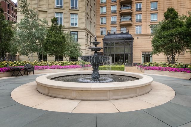 2550 N Lakeview Avenue N1604, Chicago, IL 60614