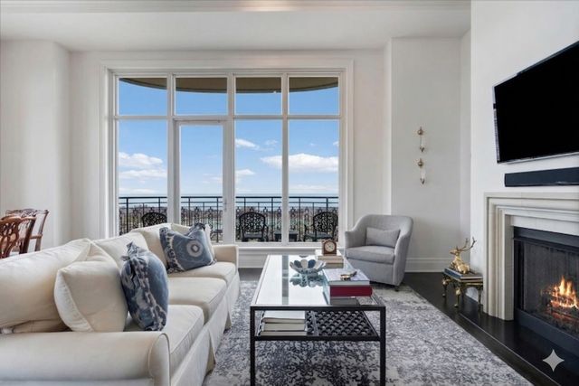 2550 N Lakeview Avenue N1604, Chicago, IL 60614