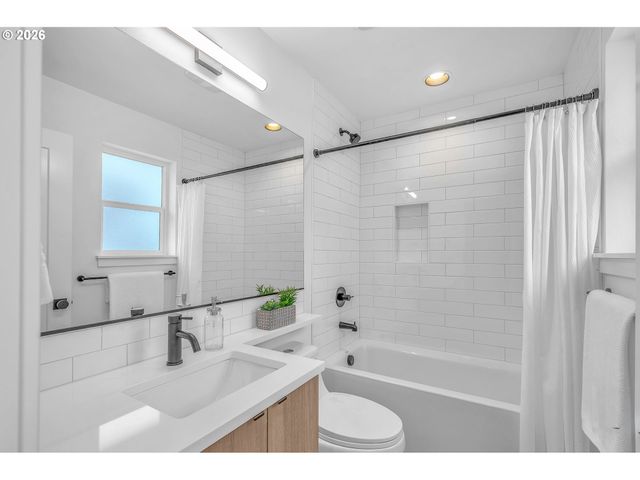 6481 Se RAMONA St B, Portland, OR 97206