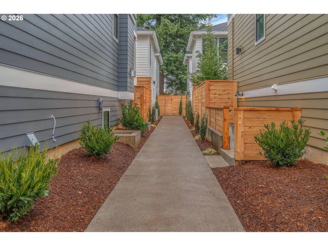 6481 Se RAMONA St B, Portland, OR 97206