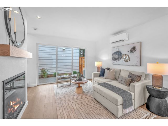 6481 Se RAMONA St B, Portland, OR 97206