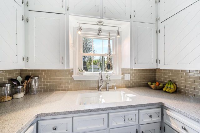 1119 E PARKWAY AVENUE, Oshkosh, WI 54901