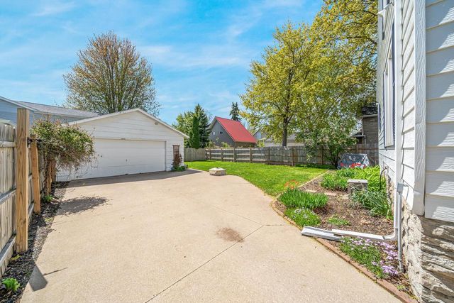 1119 E PARKWAY AVENUE, Oshkosh, WI 54901