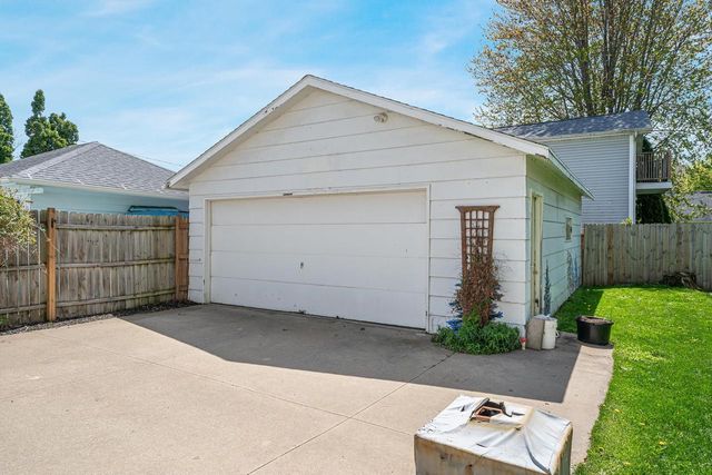 1119 E PARKWAY AVENUE, Oshkosh, WI 54901